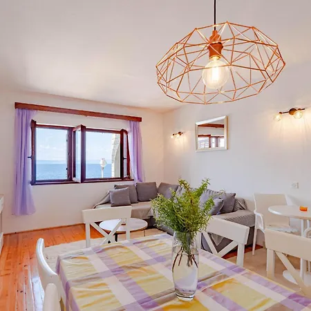 Pet Friendly In With Kitchen *