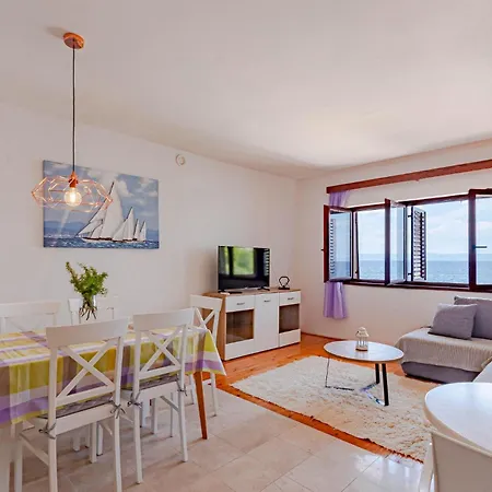 Pet Friendly In With Kitchen